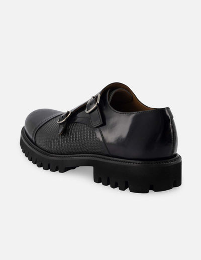 Monk de piel color negro con grabado tipo tejus en color verde para hombre.