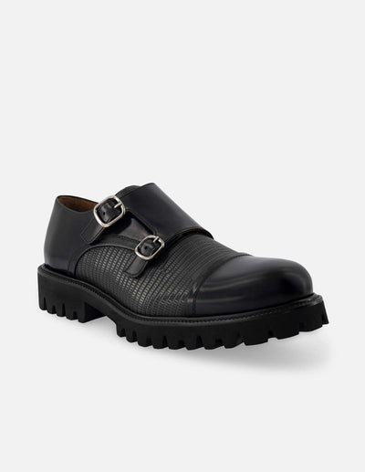 Monk de piel color negro con grabado tipo tejus en color verde para hombre.