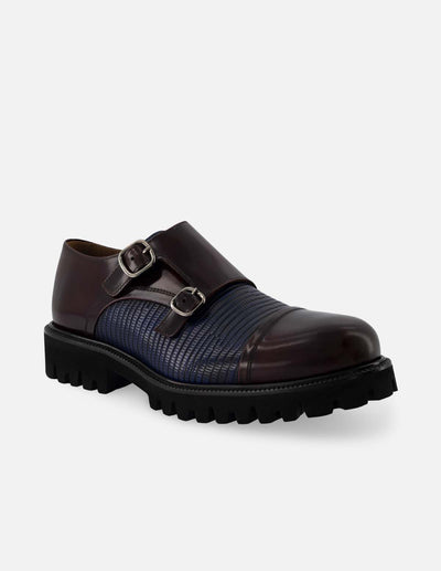 Monk de piel color vino con grabado tipo tejus en color azul marino para hombre.