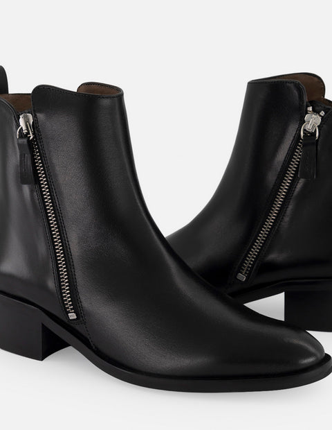 Botines negros de piel para mujer con corte asimétrico
