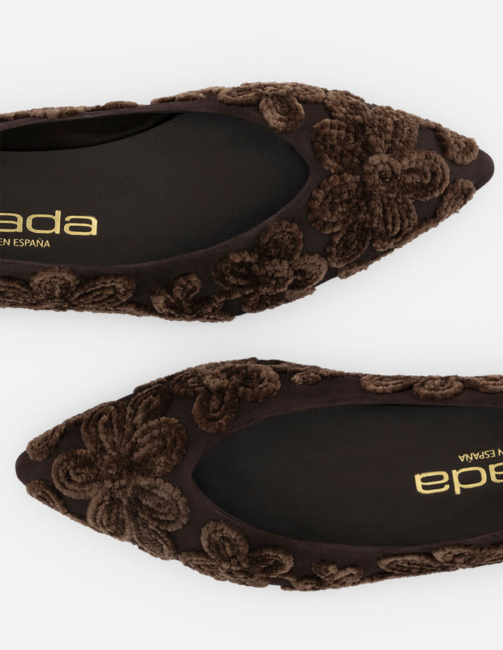 Flats café ante para mujer con flores bordadas