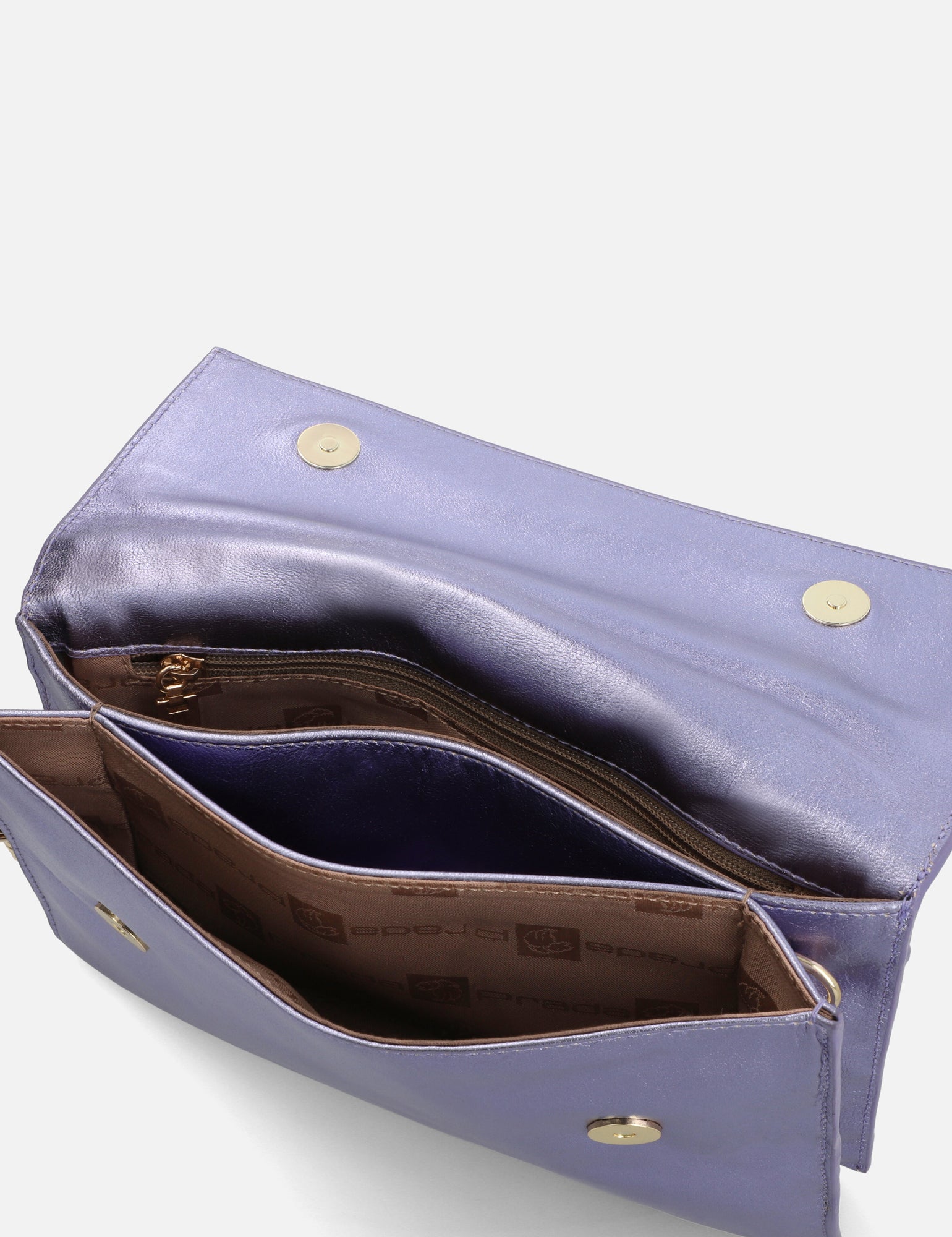 Bolso clutch en piel metalizada color lila