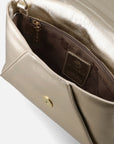 Bolso clutch tipo sobre con solapa en piel metalizada color dorado