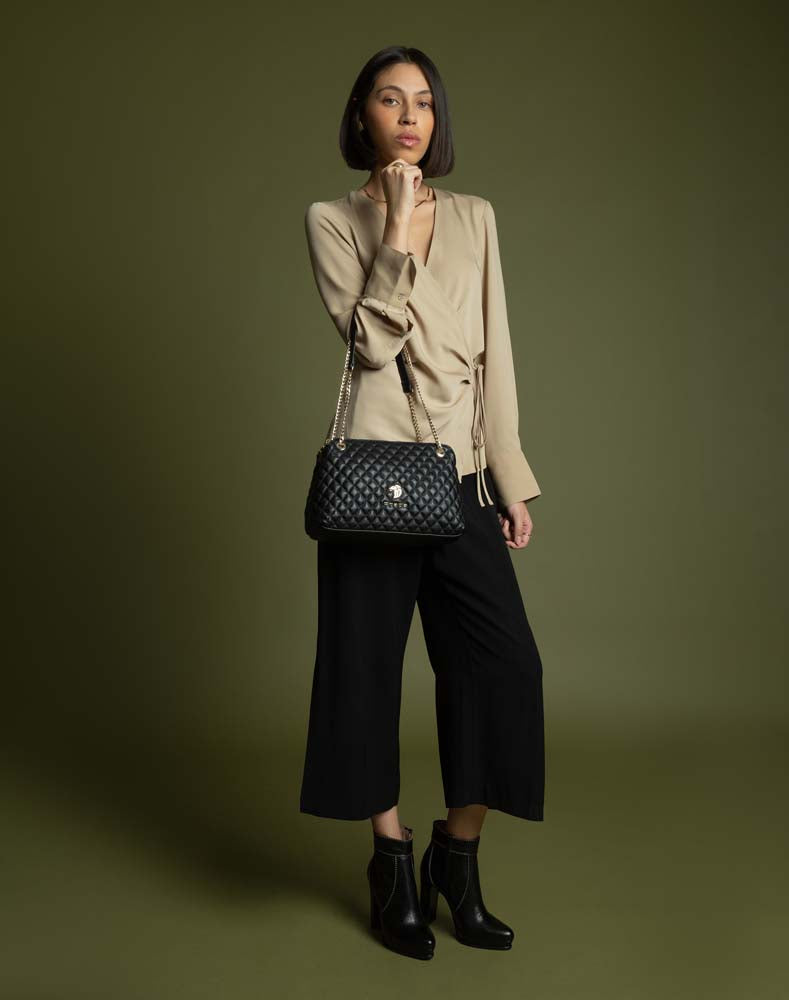 Bolso bandolera de piel capitonada color negro para mujer con detalles en color dorado