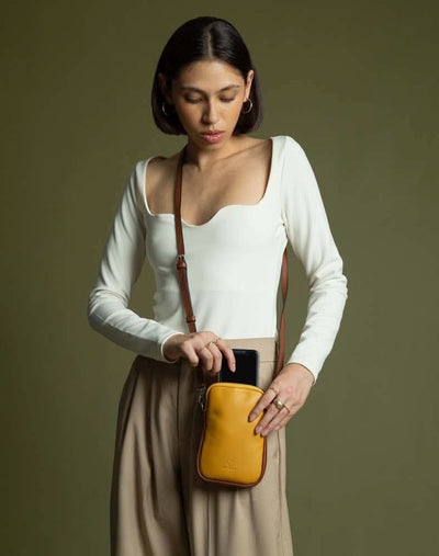 Bolso porta celular en color amarillo con bandolera unisex