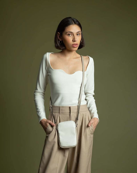 Bolso porta celular en color blanco con bandolera unisex