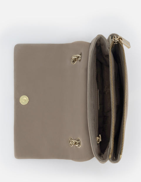 Bolso bandolera de piel ante color beige para mujer