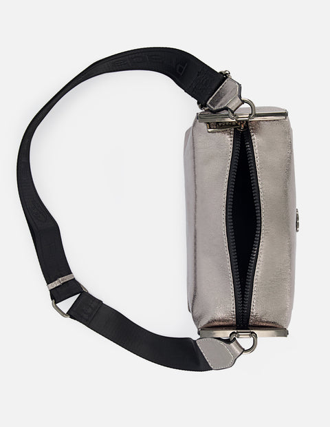 Bolso bandolera de textil metalizado color plateado para mujer con detalles en piel