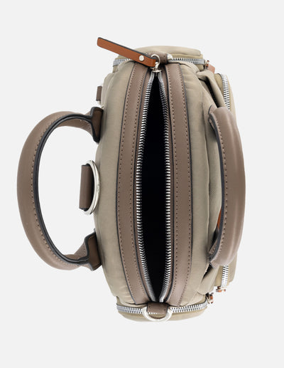 Maleta de nylon color beige para mujer con detalles en piel