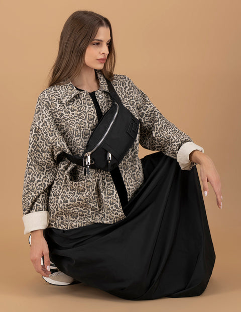 Bolso riñonera color negro con detalle Pd