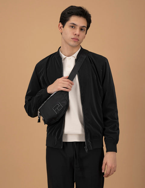 Bolso riñonera color negro con detalle Pd