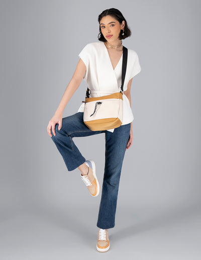 Bolso bandolera de nylon color beige para mujer con detalle Pd