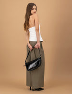 Bolso bandolera asimétrico de charol en color negro para mujer