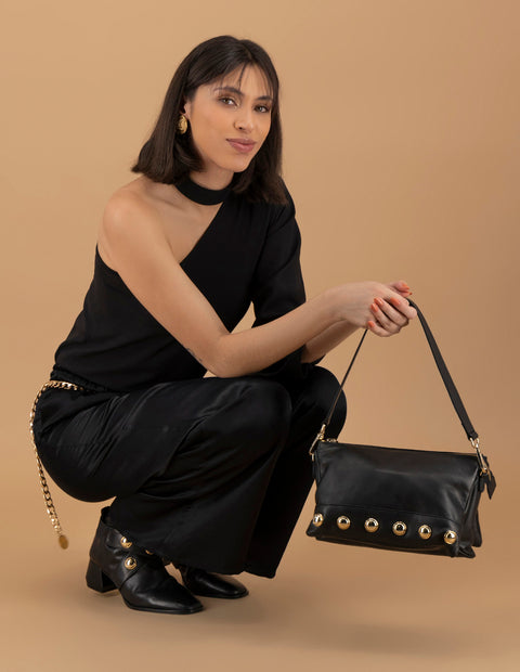 Bolso bandolera de piel color negro para mujer y detalles color dorado