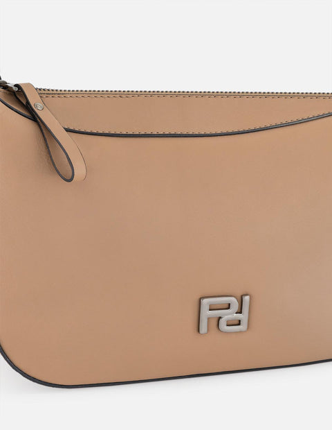 Bolso de hombro beige para mujer con charm metálico y doble compartimento