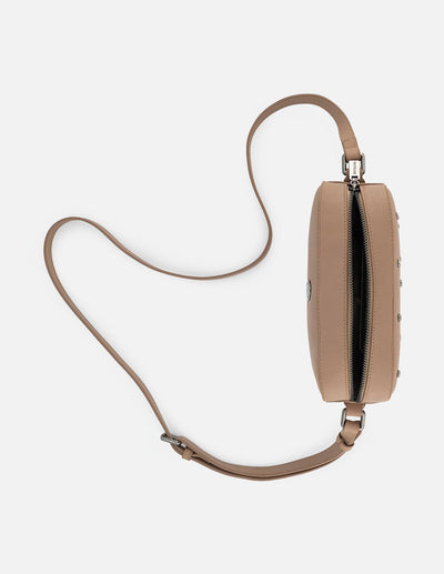 Bandolera de piel color cuero para mujer con detalles en color níquel