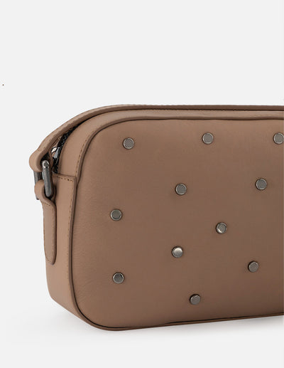 Bandolera de piel color cuero para mujer con detalles en color níquel