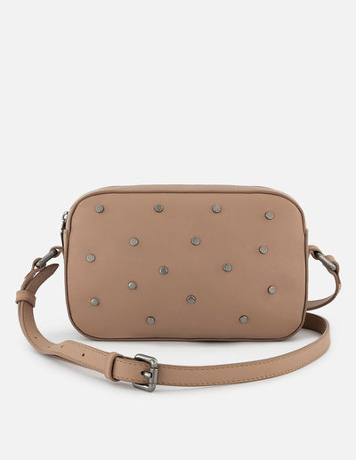Bandolera de piel color cuero para mujer con detalles en color níquel