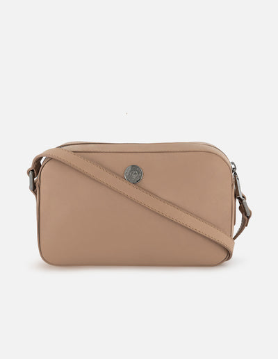 Bandolera de piel color cuero para mujer con detalles en color níquel