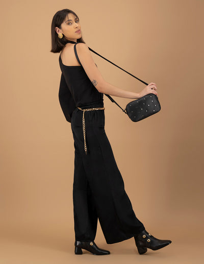Bandolera de piel color negro para mujer con detalles en color níquel
