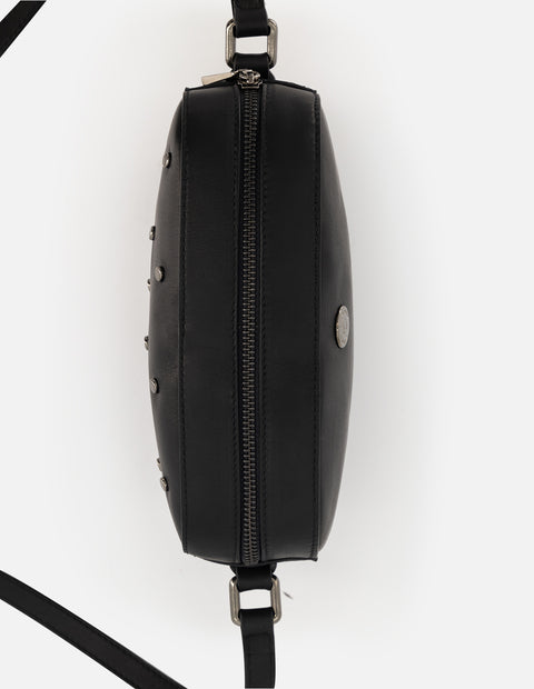 Bandolera de piel color negro para mujer con detalles en color níquel
