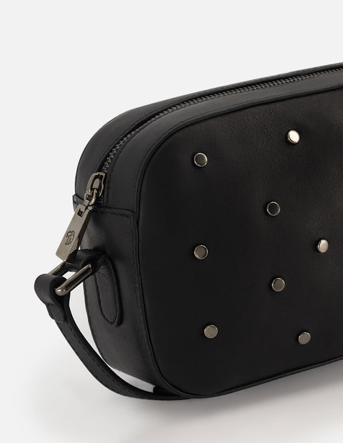 Bandolera de piel color negro para mujer con detalles en color níquel
