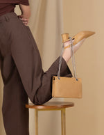 Bolso bandolera de piel para mujer color cuero con detalles color dorado