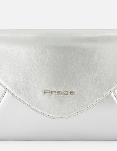 Clutch de piel metalizada para mujer color plateado con cadena desmontable