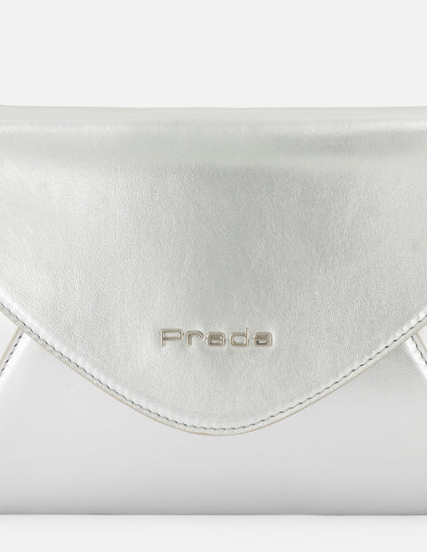 Clutch de piel metalizada para mujer color plateado con cadena desmontable