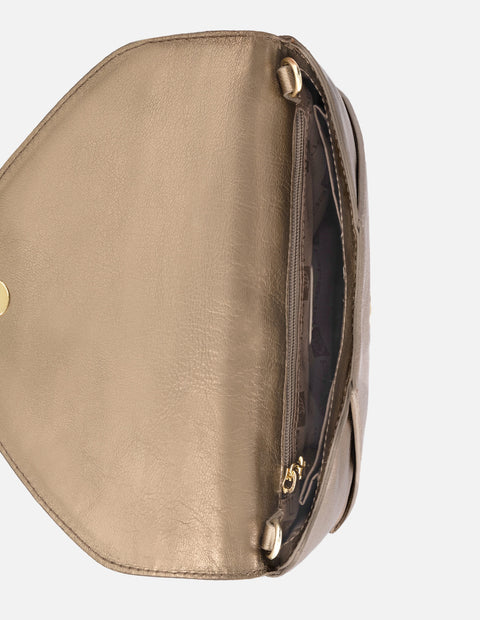 Clutch de piel metalizada para mujer color bronce con cadena desmontable