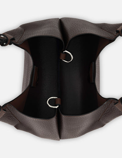 Bolso de mano de piel vegana para mujer color marrón  con detalle Pd