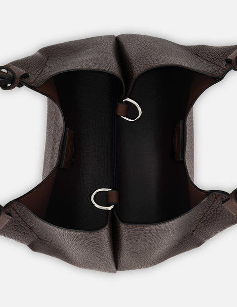 Bolso de mano de piel vegana para mujer color marrón  con detalle Pd