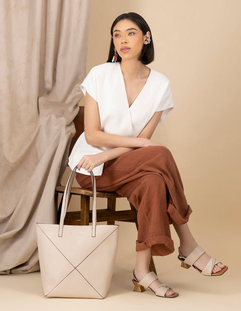 Bolso shopper de piel para mujer color hueso con detalles asimétricos