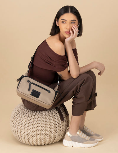 Bandolera de nylon color beige unisex con detalle Pd