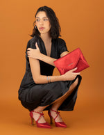 Clutch rojo en ante con glitter para mujer con herrajes dorados