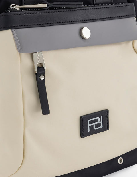 Mochila negra en nylon y piel vegana para mujer con diseño convertible