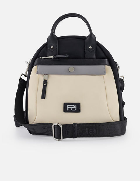 Mochila negra en nylon y piel vegana para mujer con diseño convertible