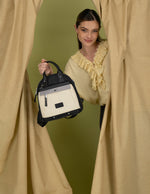 Mochila negra en nylon y piel vegana para mujer con diseño convertible