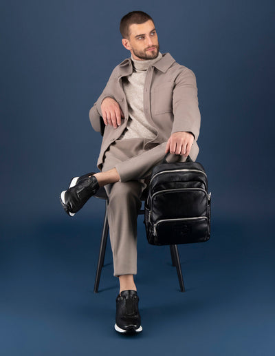 Mochila negra piel vegana para hombre con bolsillos múltiples
