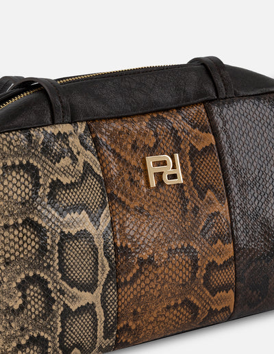 Bolso de hombro café piel vegana con grabado tipo serpiente