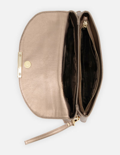 Clutch de piel metalizada color oro para mujer