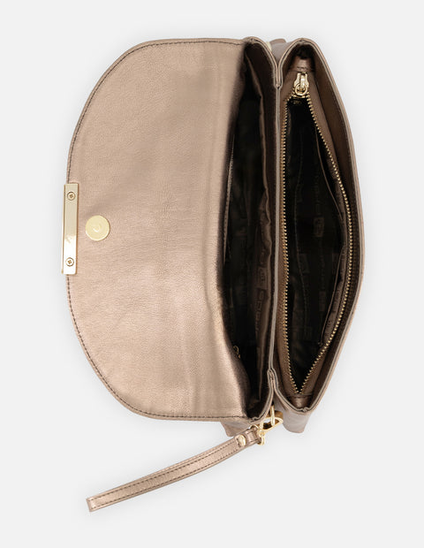 Clutch de piel metalizada color oro para mujer