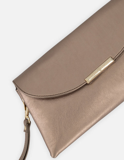 Clutch de piel metalizada color oro para mujer