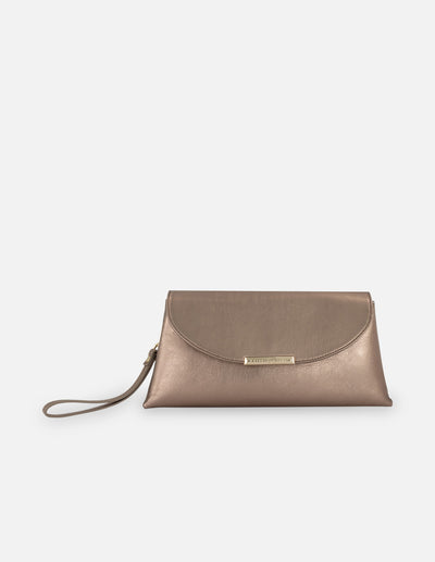 Clutch de piel metalizada color oro para mujer
