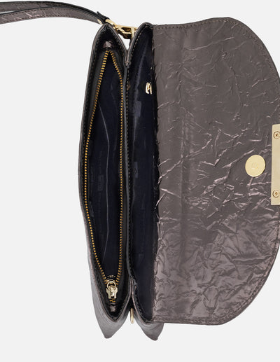 Clutch piel metalizada color plata textura arrugada para mujer