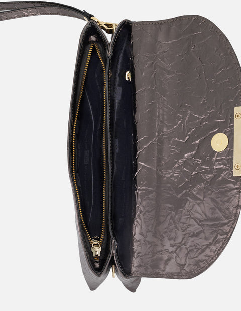 Clutch piel metalizada color plata textura arrugada para mujer