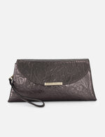 Clutch piel metalizada color plata textura arrugada para mujer