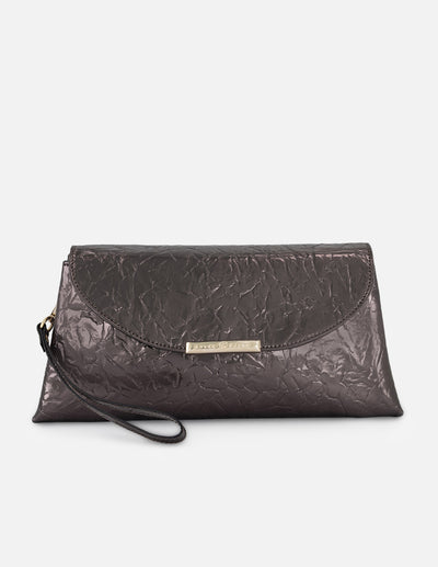 Clutch piel metalizada color plata textura arrugada para mujer