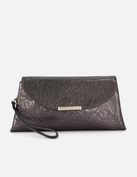 Clutch piel metalizada color plata textura arrugada para mujer