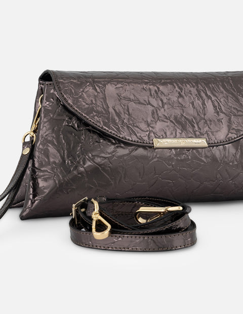 Clutch piel metalizada color plata textura arrugada para mujer